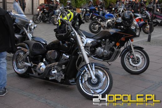 Wielkanocne "jajeczko" motocyklistów na opolskim rynku