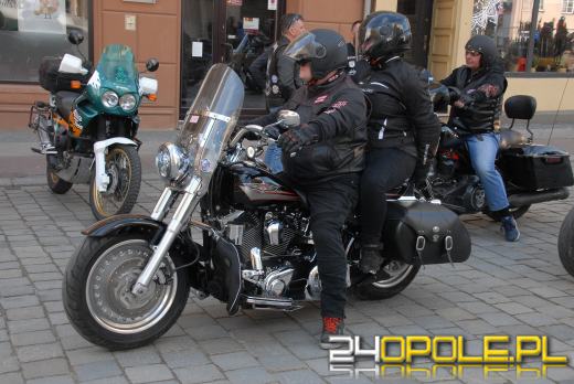 Wielkanocne "jajeczko" motocyklistów na opolskim rynku