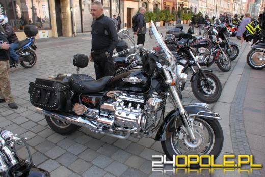 Wielkanocne "jajeczko" motocyklistów na opolskim rynku