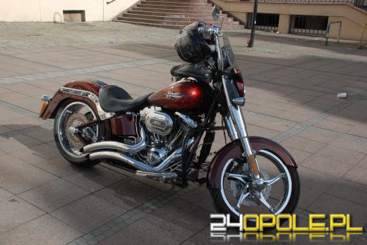 Wielkanocne "jajeczko" motocyklistów na opolskim rynku