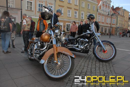 Wielkanocne "jajeczko" motocyklistów na opolskim rynku