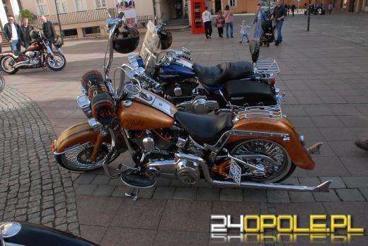 Wielkanocne "jajeczko" motocyklistów na opolskim rynku