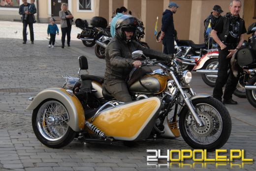 Wielkanocne "jajeczko" motocyklistów na opolskim rynku