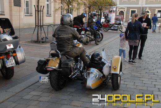 Wielkanocne "jajeczko" motocyklistów na opolskim rynku