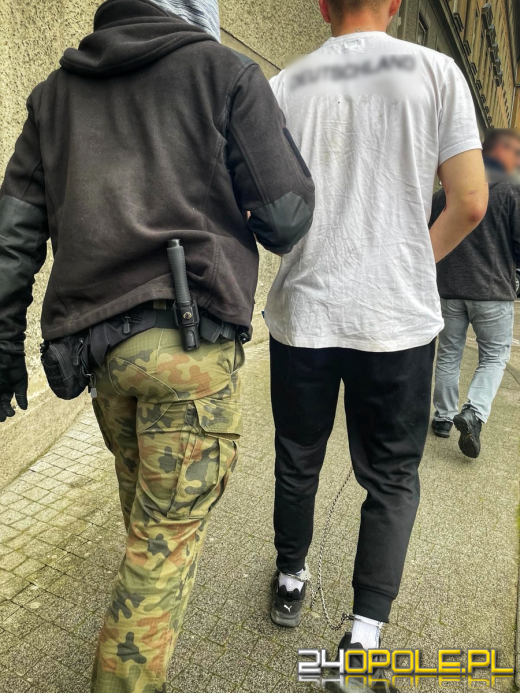 Podejrzani o rozbój, włamanie i zniszczenie mienia w rękach policjantów