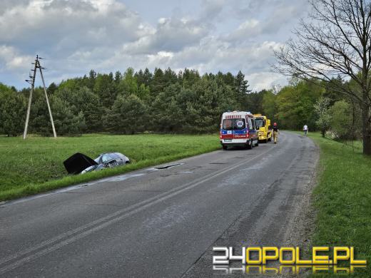 Zderzenie na DW463 Antoniów-Dylaki - volvo w rowie