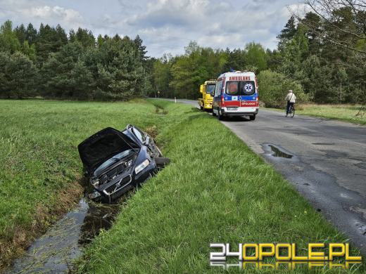 Zderzenie na DW463 Antoniów-Dylaki - volvo w rowie