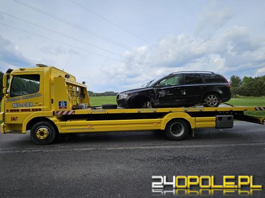 Zderzenie na DW463 Antoniów-Dylaki - volvo w rowie