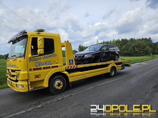 Zderzenie na DW463 Antoniów-Dylaki - volvo w rowie