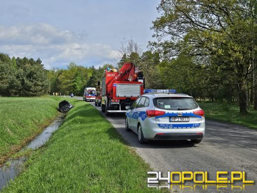 Zderzenie na DW463 Antoniów-Dylaki - volvo w rowie