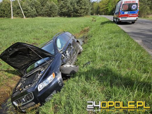 Zderzenie na DW463 Antoniów-Dylaki - volvo w rowie