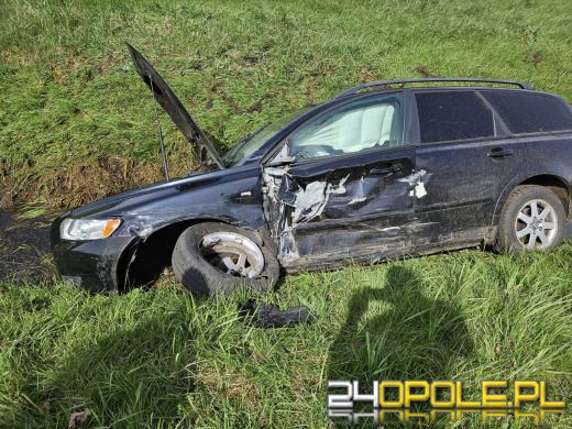 Zderzenie na DW463 Antoniów-Dylaki - volvo w rowie