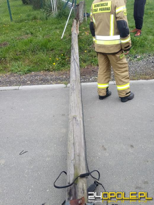 Pracownik telekomunikacji spadł z uszkodzonego słupa