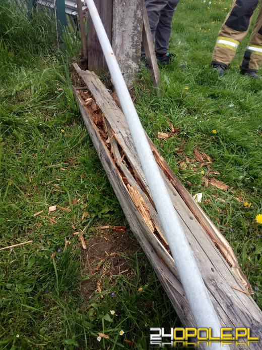 Pracownik telekomunikacji spadł z uszkodzonego słupa