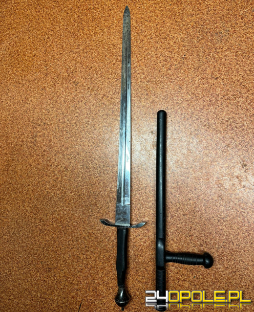 Mieczem z 80-centymetrowym ostrzem chciał pokonać policję