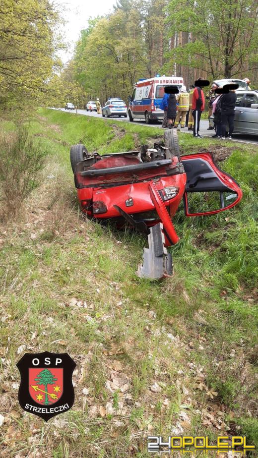 Wypadek na drodze wojewódzkiej numer 414: Kierowca unikał sarny i dachował