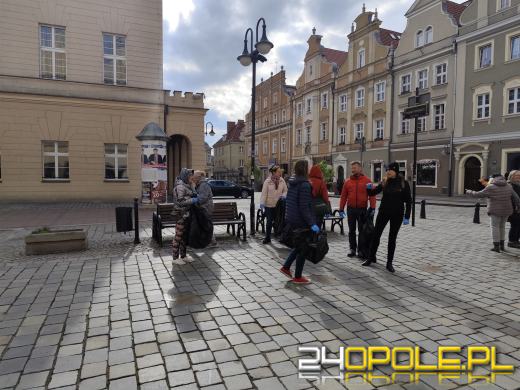 Opolanie aktywnie włączyli się w akcję sprzątania świętując Dzień Ziemi