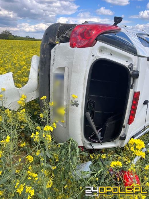 Wypadek na trasie Tułowice Małe - Skarbiszowice: Kierująca Peugeotem dachowała na polu