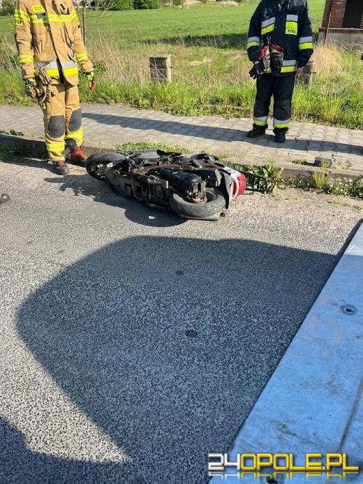 Zderzenie skutera z osobówką w Dobrodzieniu - 18-latek w szpitalu