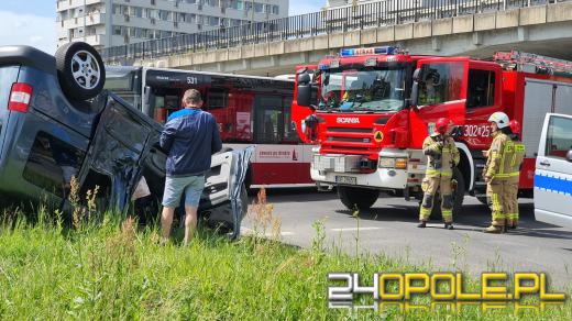 Wypadek na ulicy Nysy Łużyckiej. Dwie osoby poszkodowane. Utrudnienia w ruchu