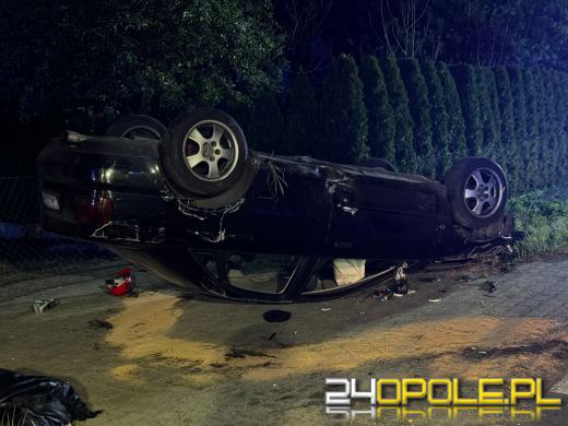 Nietrzeźwa 20-latka potrąciła pieszą i zakończyła jazdę na dachu