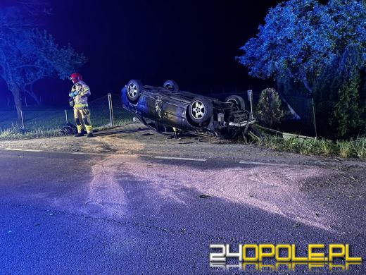 Nietrzeźwa 20-latka potrąciła pieszą i zakończyła jazdę na dachu