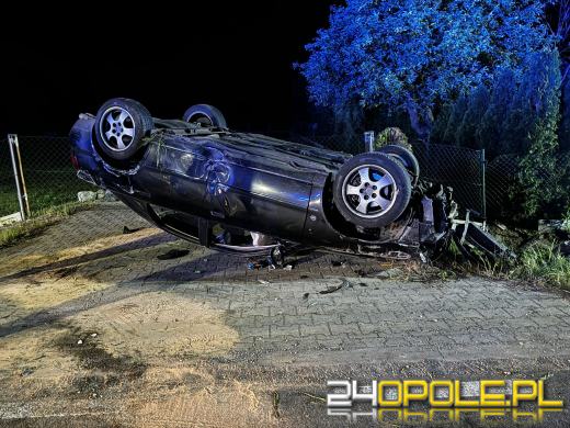 Nietrzeźwa 20-latka potrąciła pieszą i zakończyła jazdę na dachu