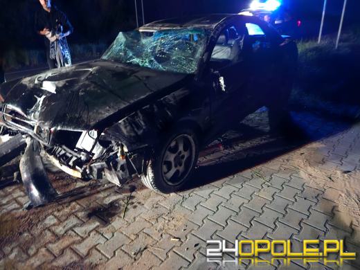 Nietrzeźwa 20-latka potrąciła pieszą i zakończyła jazdę na dachu