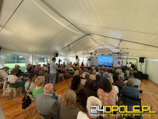 Studenci III wieku z całego województwa wspólnie świętowali kolejny rok działań