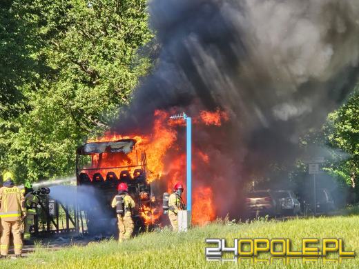 Autobus spłonął w Turawie - na szczęście obyło się bez ofiar