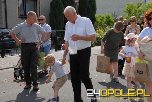 Opolanie na procesji. Boże Ciało i znaczenie święta dla Polaków