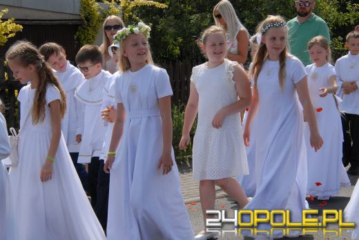 Opolanie na procesji. Boże Ciało i znaczenie święta dla Polaków