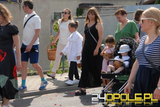 Opolanie na procesji. Boże Ciało i znaczenie święta dla Polaków