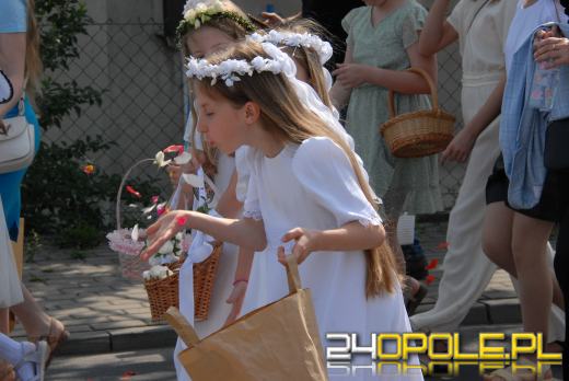 Opolanie na procesji. Boże Ciało i znaczenie święta dla Polaków