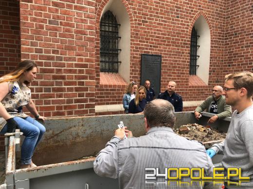 Ludzkie szczątki w kontenerze na śmieci