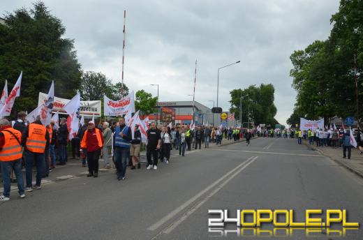 Kilkaset osób manifestowało przeciwko likwidacji Walcowni Rur Andrzej