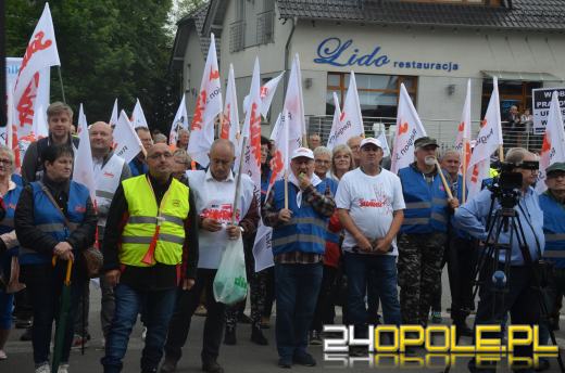 Kilkaset osób manifestowało przeciwko likwidacji Walcowni Rur Andrzej