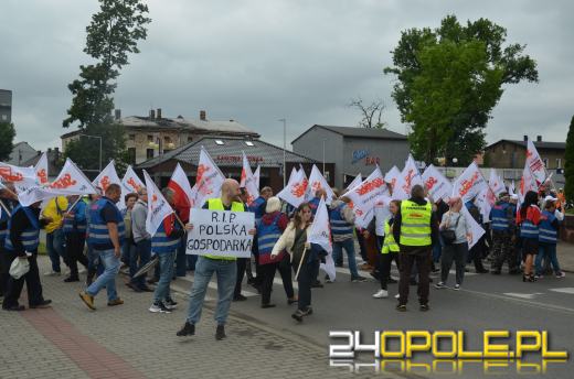 Kilkaset osób manifestowało przeciwko likwidacji Walcowni Rur Andrzej