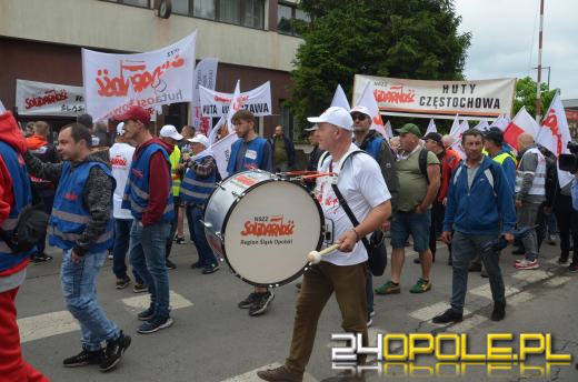 Kilkaset osób manifestowało przeciwko likwidacji Walcowni Rur Andrzej