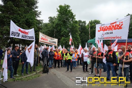 Kilkaset osób manifestowało przeciwko likwidacji Walcowni Rur Andrzej