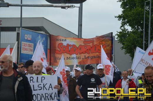 Kilkaset osób manifestowało przeciwko likwidacji Walcowni Rur Andrzej
