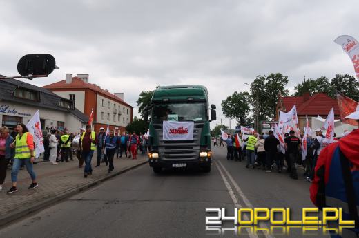 Kilkaset osób manifestowało przeciwko likwidacji Walcowni Rur Andrzej