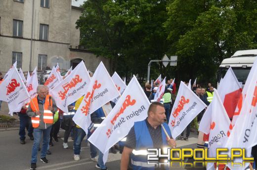 Kilkaset osób manifestowało przeciwko likwidacji Walcowni Rur Andrzej