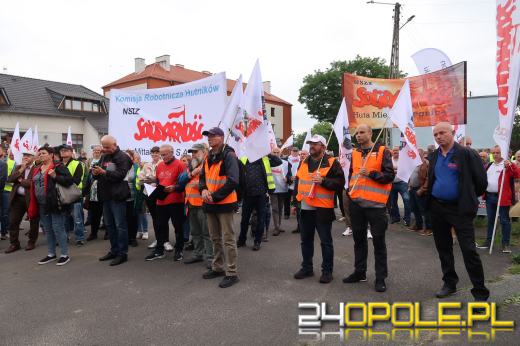 Kilkaset osób manifestowało przeciwko likwidacji Walcowni Rur Andrzej