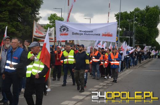 Kilkaset osób manifestowało przeciwko likwidacji Walcowni Rur Andrzej