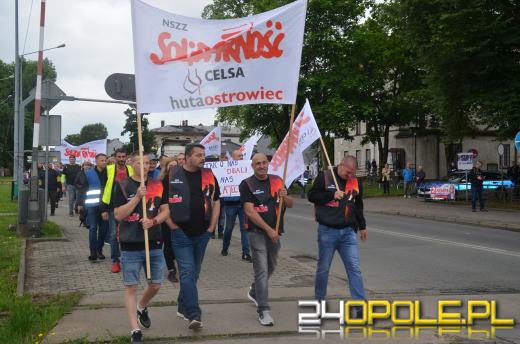 Kilkaset osób manifestowało przeciwko likwidacji Walcowni Rur Andrzej