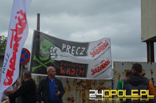 Kilkaset osób manifestowało przeciwko likwidacji Walcowni Rur Andrzej