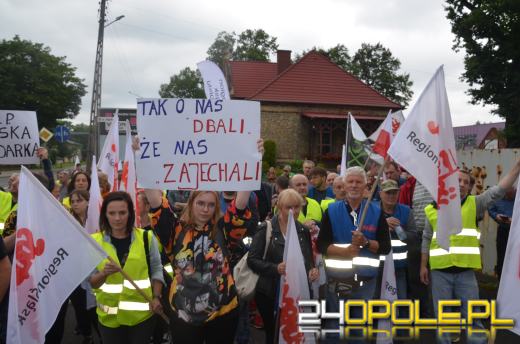 Kilkaset osób manifestowało przeciwko likwidacji Walcowni Rur Andrzej