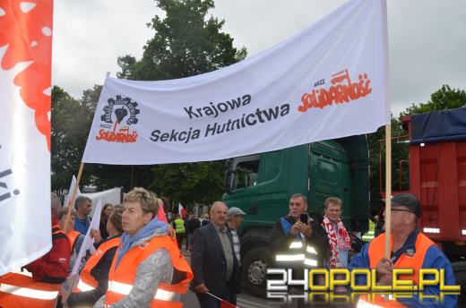 Kilkaset osób manifestowało przeciwko likwidacji Walcowni Rur Andrzej