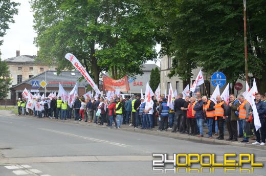 Kilkaset osób manifestowało przeciwko likwidacji Walcowni Rur Andrzej